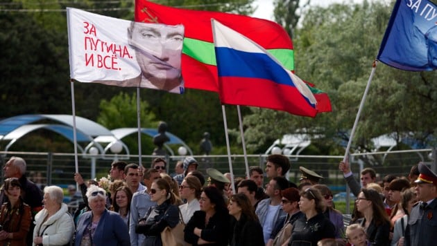 Bewohner von Transnistrien bejubeln Putin am 9. Mai 2014 (Bild: APA/AFP/VADIM DENISOV)