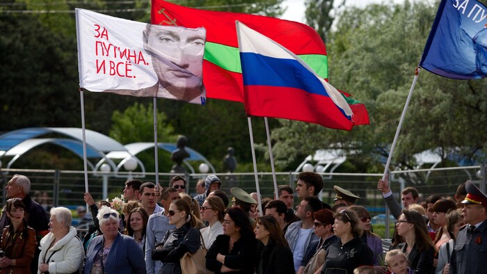 Obyvatelé Podněstří jásají nad Putinem 9. května 2014.