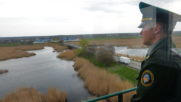 A Ukrainian policeman on the border with Transnistria (Bild: APA/AFP/Daniel MIHAILESCU)