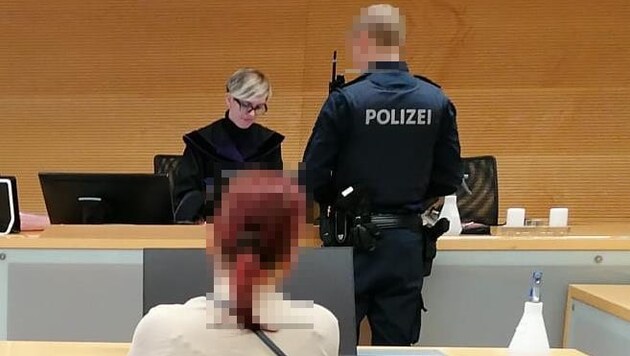 L'accusée a dû s'asseoir devant la juge Andrea Wegscheider. (Bild: Markus Stegmayr, Krone KREATIV)