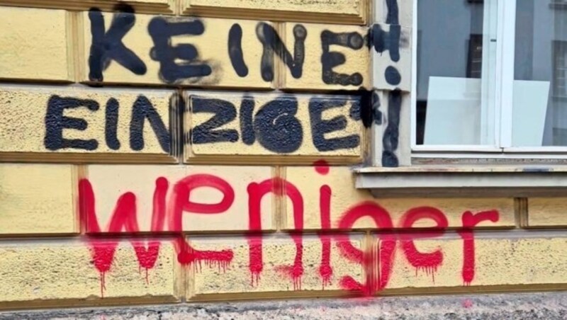 Auf der Fassade war der Schriftzug „Keine einzige weniger“ zu lesen. (Bild: zVg)