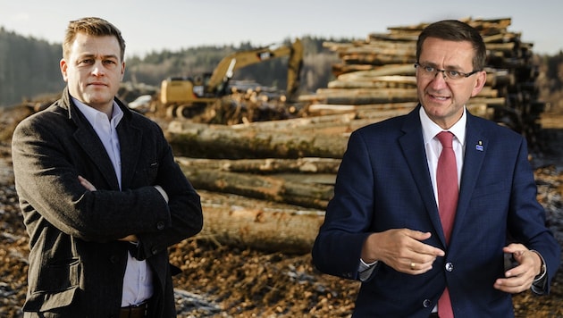 Die Landesräte Markus Achleitner (r.) und Stefan Kaineder vor der Kulisse des bodenschutztechnischen Sündenfalls - des künftigen Betriebsbaugebiets Ohlsdorf. (Bild: Grüne OÖ Harald Dostal Krone KREATIV,)