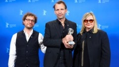 Fiala und Franz mit Kameramann Martin Gschlacht (M.), der den Silbernen Bären der Berlinale für den Film erhielt. (Bild: NADJA WOHLLEBEN)