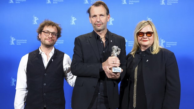 Fiala und Franz mit Kameramann Martin Gschlacht (M.), der den Silbernen Bären der Berlinale für den Film erhielt. (Bild: NADJA WOHLLEBEN)