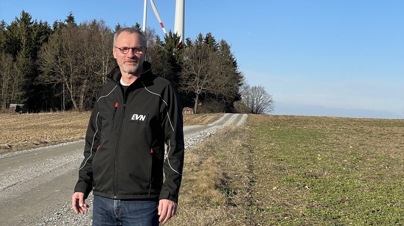 EVN-Sprecher Stefan Zach, im Bild vor den Windrädern im Waldviertel, bestätigt, dass man an der Grenze sei. (Bild: EVN)