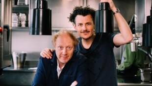 Simon Schwarz und Manuel Rubey laden in Oberösterreich mehrmals in „ Das Restaurant“. (Bild: Pertramer)