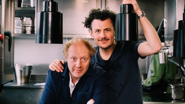 Simon Schwarz und Manuel Rubey laden in Oberösterreich mehrmals in „ Das Restaurant“. (Bild: Pertramer)