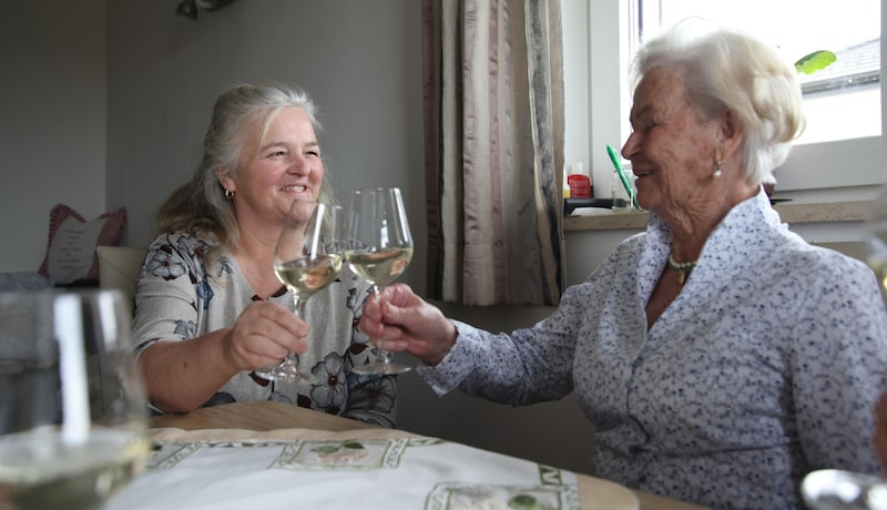 Rosemarie Eibl (links) und Theresia Sturm feiern nicht nur ihre gute Nachbarschaft, sondern heute auch ihren besonderen Geburtstag. Nur alle vier Jahre können die beiden Walserinnen am „echten“ Geburtstag anstoßen.  (Bild: Tröster Andreas)