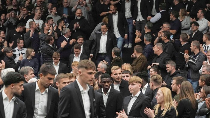 Der Einzug der Mannschaft.