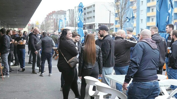 Lange Schlangen vor der Halle.