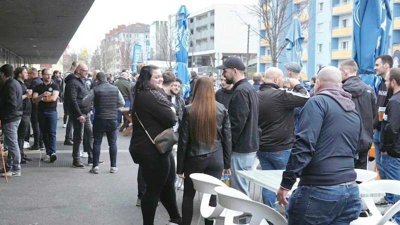 Lange Schlangen vor der Halle. (Bild: Sepp Pail)