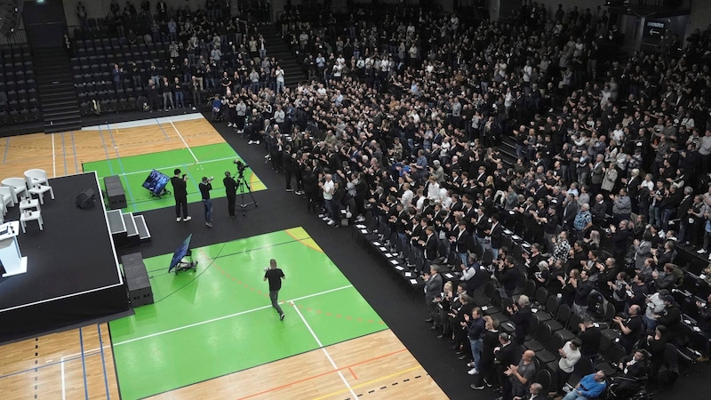 Die Sturm-Mitglieder stürmten den Sportpark. (Bild: Sepp Pail)