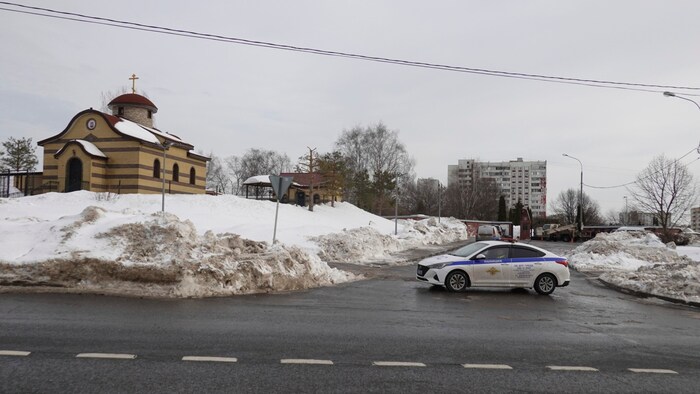 Ein Polizeiauto blockiert die Straße zum Borisowskoje-Friedhof in der russischen Hauptstadt, wo ...