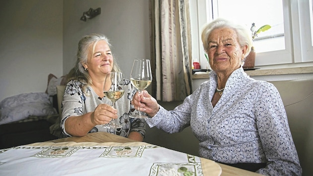 Les voisines Rosemarie Eibl (à gauche) et Theresia Sturm fêtent toutes deux aujourd'hui leur anniversaire très spécial. (Bild: ANDREAS TROESTER)