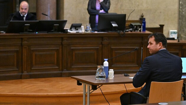 El juez Michael Radasztics dirigió el juicio con aplomo, pero ocultó su juicio disciplinario. (Bild: APA/HELMUT FOHRINGER)