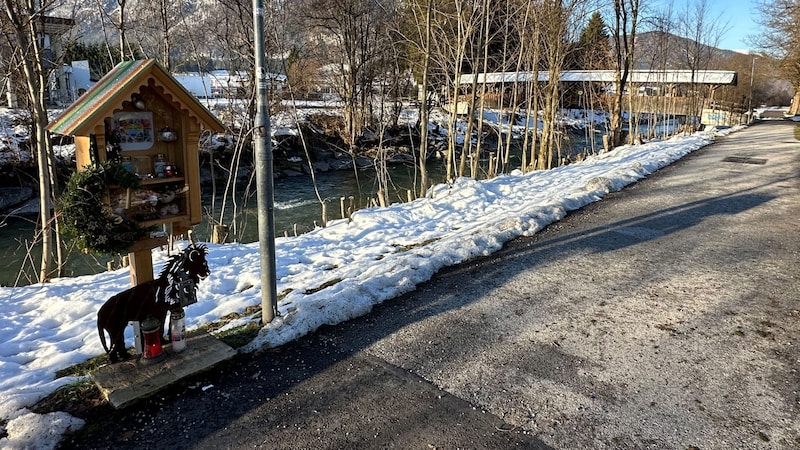 Erinnerungen an den kleinen Sonnenschein sind entlang der Promenade zu finden. (Bild: Zoom.Tirol)