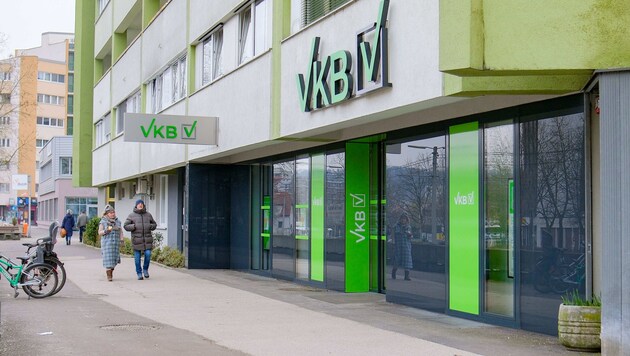 Es ist kaum zu übersehen, dass in der Dornacher Straße 11 schon in Kürze eine neue VKB-Bank-Filiale eröffnet. (Bild: Horst Einöder)