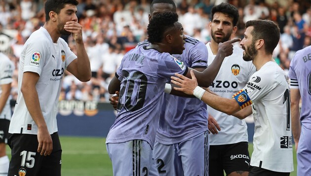 Im vergangenen Jahr geriet Vinicius Junior mit den Valencia-Fans aneinander. (Bild: APA/AFP/JOSE JORDAN)
