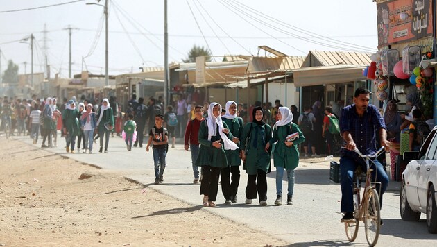 Zaatari, en el norte de Jordania, cerca de la frontera con Siria, es uno de los campos de refugiados más grandes del mundo. (Bild: APA/AFP/KHALIL MAZRAAWI)