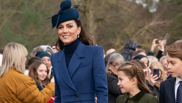 Am 25. Dezember 2023 zeigte sich Prinzessin Kate - im Bild mit ihren Kindern Charlotte und George - beim Weihnachtsgottesdienst der Königsfamilie zum letzten Mal in der Öffentlichkeit. (Bild: Joe Giddens / PA / picturedesk.com)