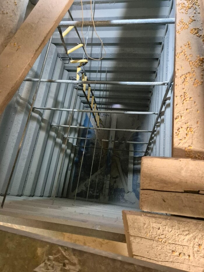 The scene of the accident: an eight-meter-deep silo shaft