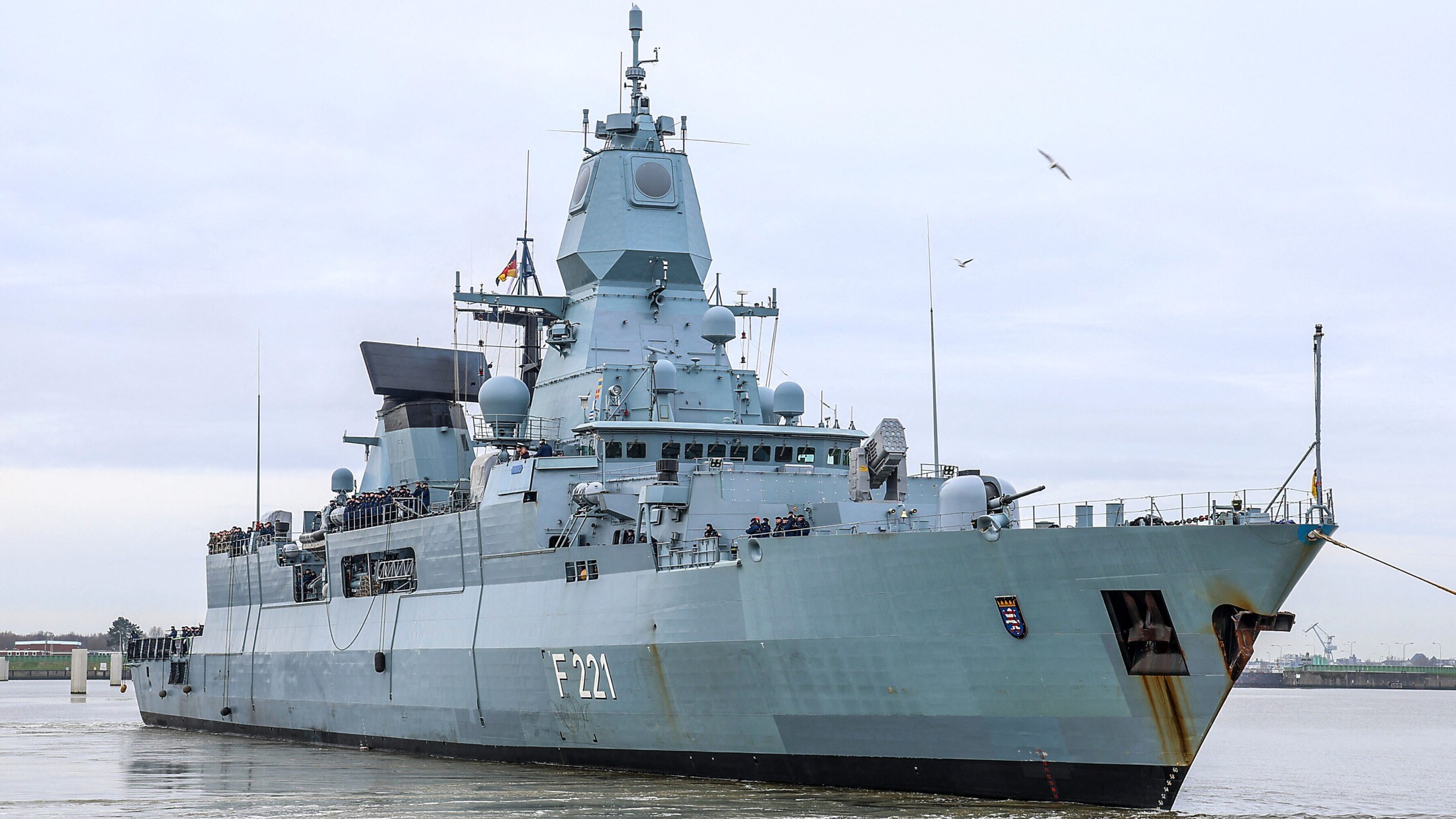 Zum Glück hat die Fregatte Hessen in diesem Fall ihr Ziel verfehlt. (Bild: APA/AFP/FOCKE STRANGMANN)