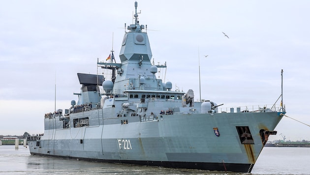 Fortunately, the frigate Hessen missed its target in this case. (Bild: APA/AFP/FOCKE STRANGMANN)