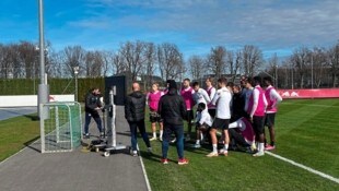 Kurze Fernseh-Pause! Szenen im Training analysieren die Bullen gleich an Ort und Stelle. (Bild: Christoph Nister)