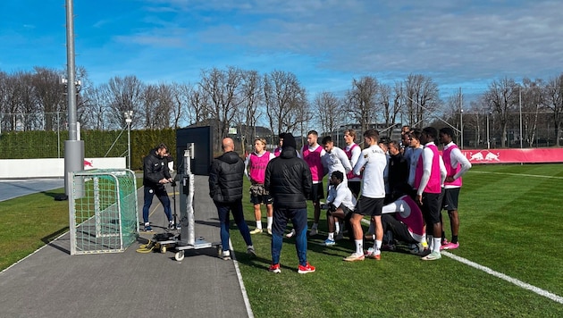 Kurze Fernseh-Pause! Szenen im Training analysieren die Bullen gleich an Ort und Stelle. (Bild: Christoph Nister)