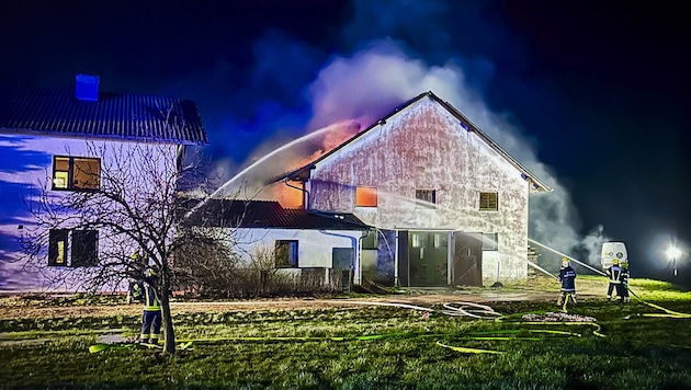 Une exploitation agricole désaffectée a été la proie des flammes. (Bild: Pressefoto Scharinger © Daniel Scharinger)