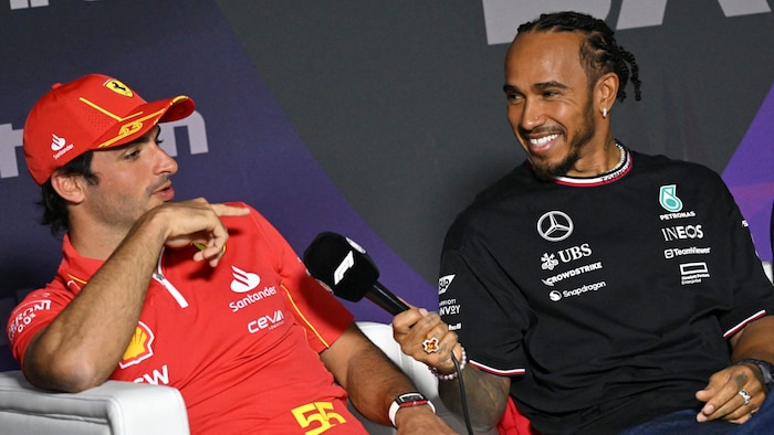 Carlos Sainz (l.) has to hand over his cockpit to Lewis Hamilton (r.).