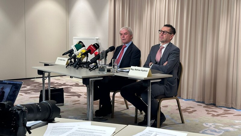 Albert Heiss, der Verteidiger des Beschuldigten, und Mathias Kapferer, Rechtsbeistand der Mama von Leon, bei der Pressekonferenz in Innsbruck (Bild: Jasmin Steiner)