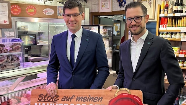 Provincial Vice-President Martin Gruber and Provincial Councillor Sebastian Schuschnig presented a package for local suppliers (Bild: zVg)