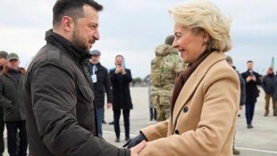 Auch nach zwei Jahren steht Ursula von der Leyen (65) bedingungslos hinter Selenskyj (46) und erneuerte den Schwur letzte Woche in Kiew. (Bild: AFP)