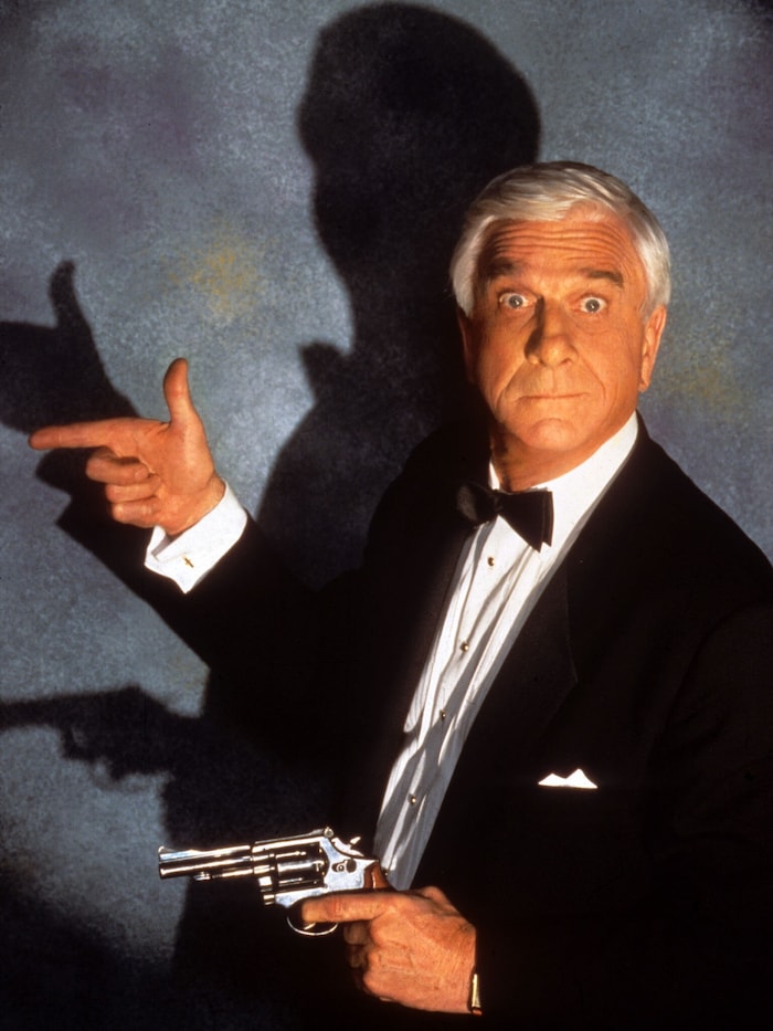 Leslie Nielson a "Meztelen pisztoly" parádés szerepében, a szétszórt rendőrtiszt Frank Drebinben