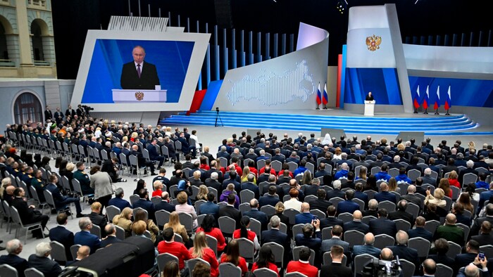 Während Putins Rede wurde eine Schweigeminute für die Gefallenen in der Ukraine abgehalten.