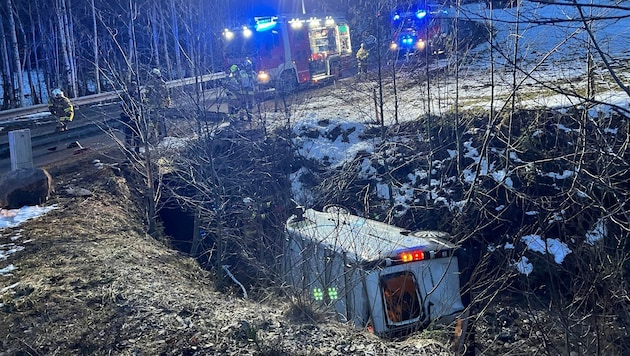 Das Auto wurde bei dem Sturz ins Bachbett schwer beschädigt. (Bild: zoom.tirol)