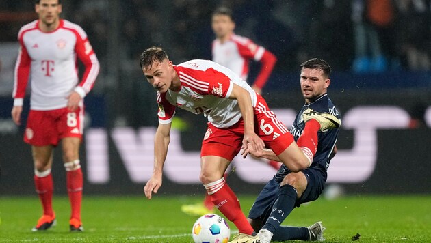 Kevin Stöger (right) in a duel with Bayern's Joshua Kimmich (Bild: AP)