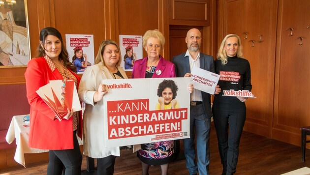 Social worker Elvira Prangl, Steinbrunn Mayor Isabella Radatz-Grauszer, Volkshilfe President Verena Dunst, Frauenkirchen Mayor Hannes Schmid and Monika Rauscher want to do something about child poverty. (Bild: Charlotte Titz)