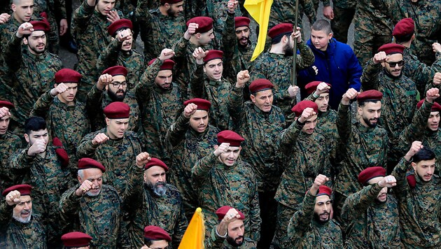 Des combattants du Hezbollah lors d'un défilé (Bild: AP)