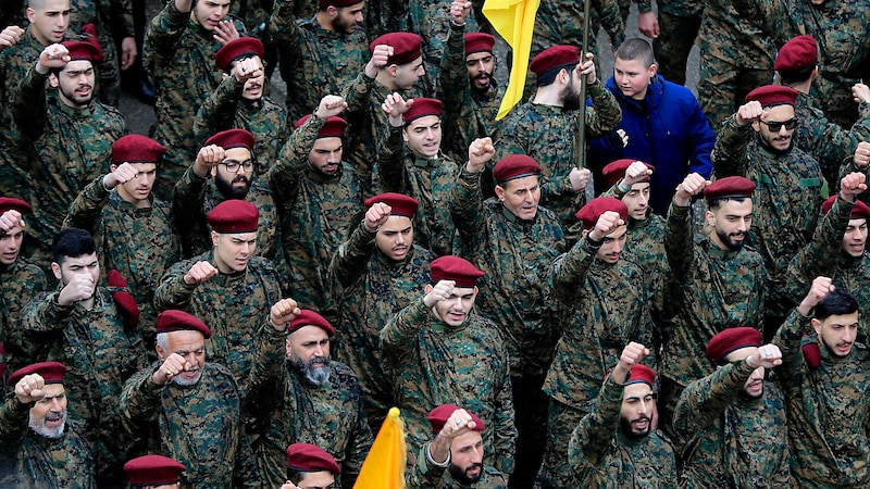 Hezbollah fighters are ready for war. (Bild: AP)