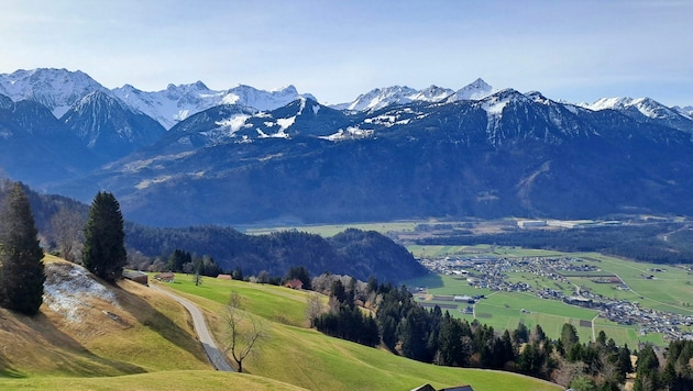 Auf dem Weg zum Ludescherberg erschließen sich dem Wanderer viele fantastische Ausblicke. (Bild: Bergauer)