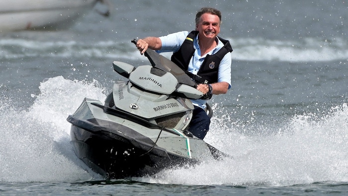 Bolsonaro sur un jet-ski en mai 2022 - dans ce cas, il n'y avait pas de baleine.