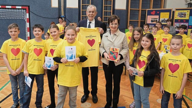 "A heart for democracy": first-grade pupils present the Federal President with a T-shirt. (Bild: Sepp Pail)