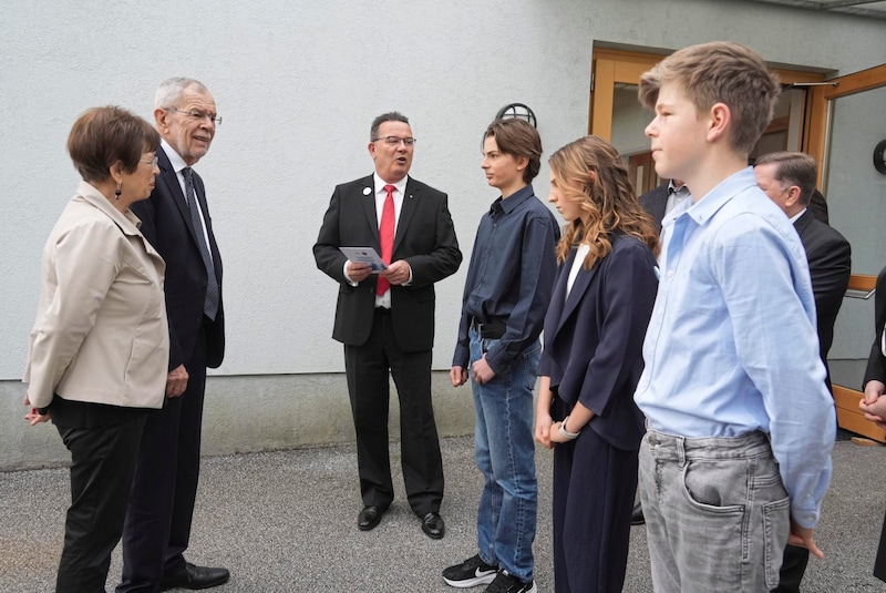 Direktor Hans-Peter Reisinger (Mitte) sowie Schulsprecher Moritz Höggerl und Klassenkollegen begrüßten Bundespräsident Alexander Van der Bellen und Gattin Doris Schmidauer. (Bild: Sepp Pail)