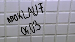 Die „Warnung“ auf der Toilette. (Bild: Maurice Shourot)