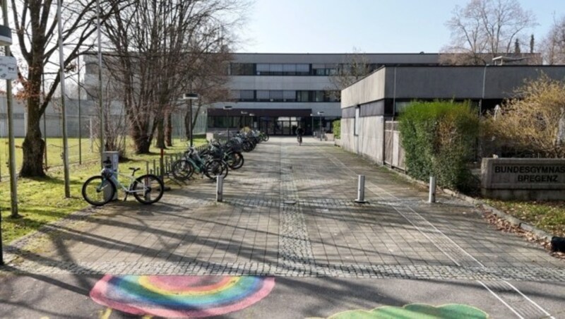 Die Polizei wird auch am Montag bei der Schule präsent sein. (Bild: Maurice Shourot)