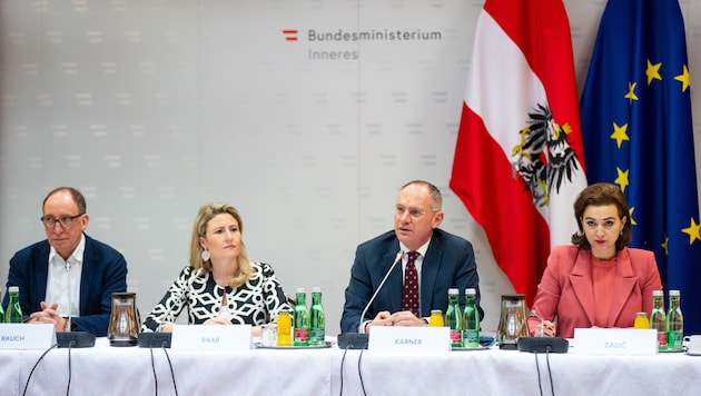 Rauch (Verts), Raab (ÖVP), Karner (ÖVP), Zadic (Verts) lors du sommet sur la protection contre la violence à Vienne (de gauche à droite). (Bild: APA/GEORG HOCHMUTH)