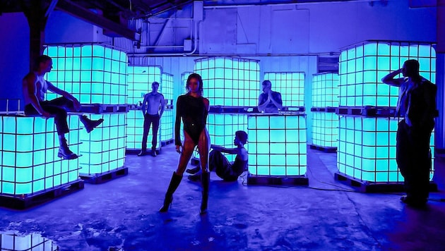 Les top-modèles de Heidi Klum sexualisent le clip vidéo de "We Will Rave" de Kalene. (Bild: ORF)