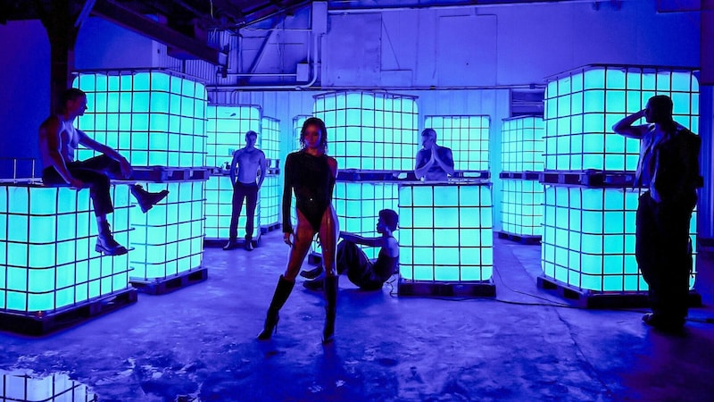 Kaleen goes for a mega-hot look in the video for "We Will Rave". (Bild: ORF)